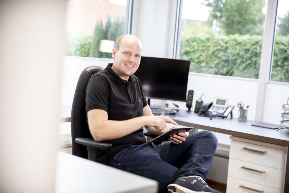 Mitarbeiter von Mammen am Arbeitsplatz im Büro in Lütetsburg