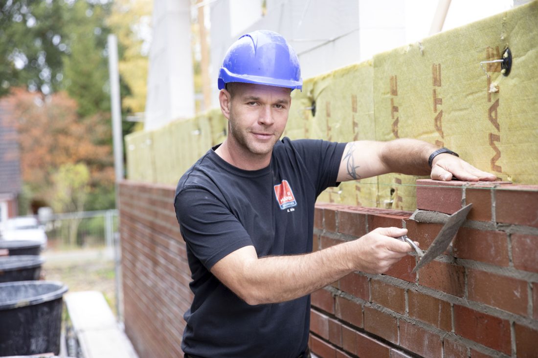 Maurer von Mammen setzt Klinker auf einer Baustelle
