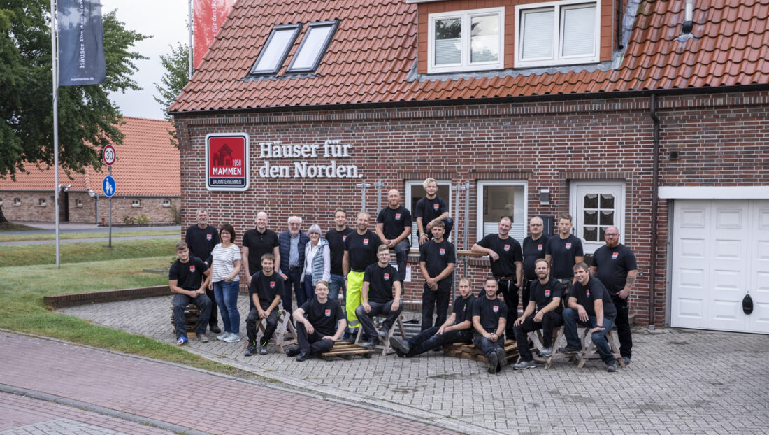 Das Team von Mammen Wohnbau vor dem Firmensitz in Lütetsburg